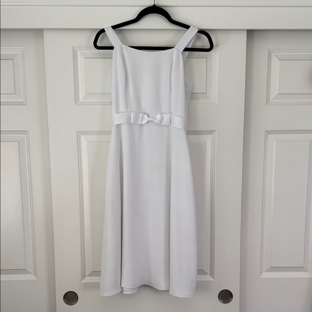 Elegant White Sleeveless Dress with Bow